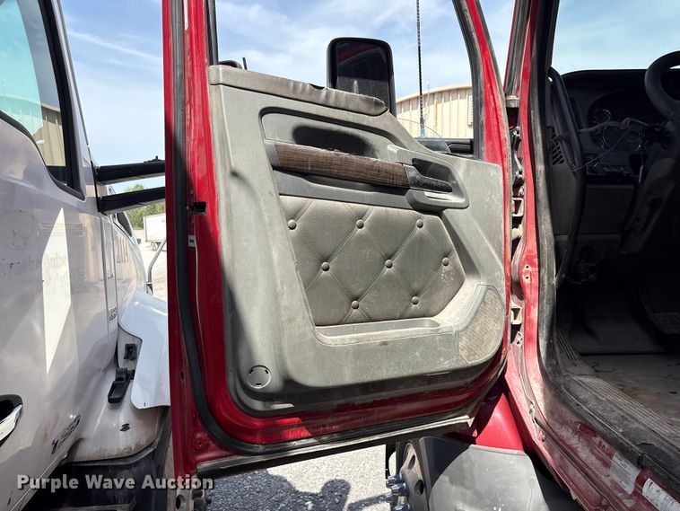 image for item EF1092 2015 Kenworth T680 semi truck