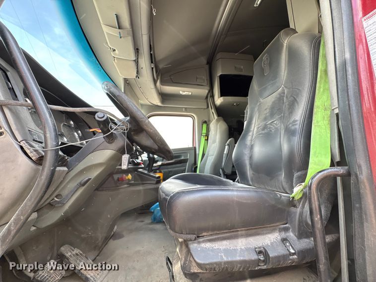 image for item EF1092 2015 Kenworth T680 semi truck