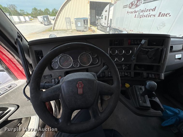image for item EF1092 2015 Kenworth T680 semi truck