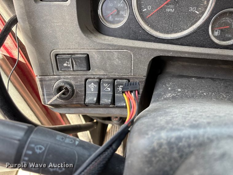 image for item EF1092 2015 Kenworth T680 semi truck