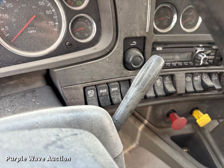 image for item EF1092 2015 Kenworth T680 semi truck