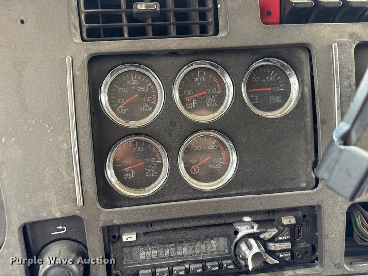 image for item EF1092 2015 Kenworth T680 semi truck
