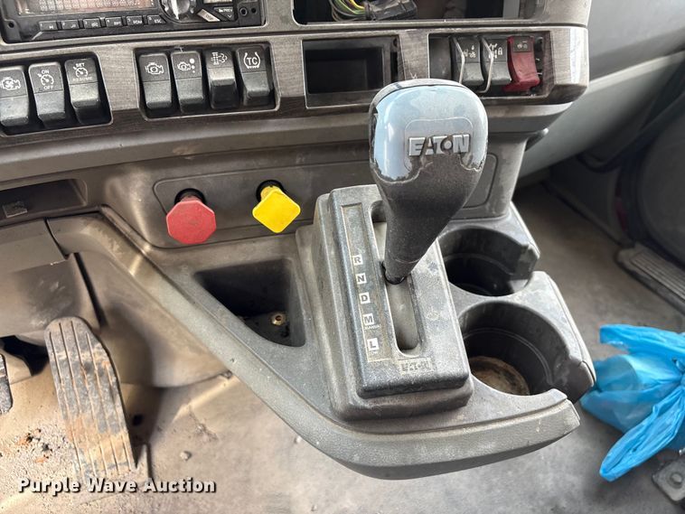image for item EF1092 2015 Kenworth T680 semi truck