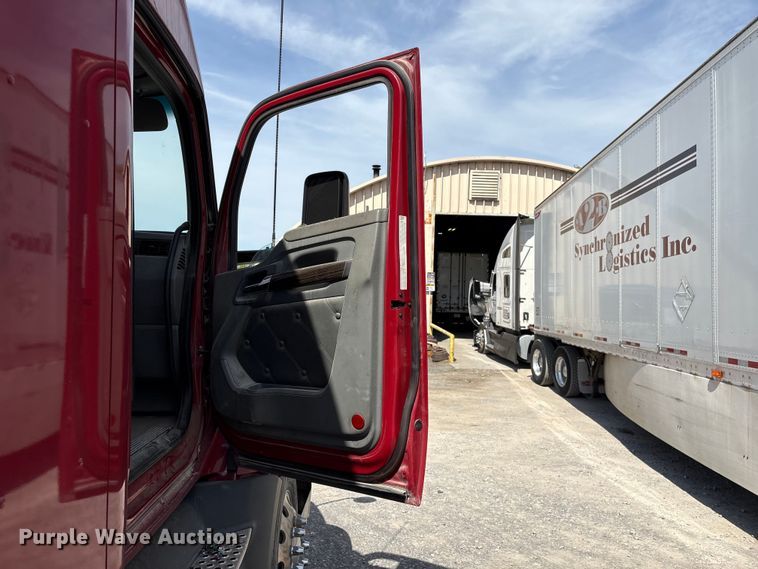 image for item EF1092 2015 Kenworth T680 semi truck