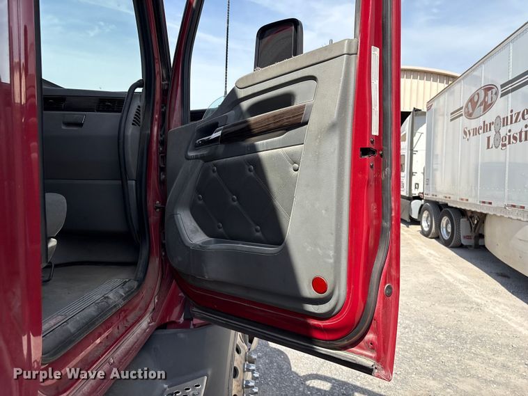 image for item EF1092 2015 Kenworth T680 semi truck