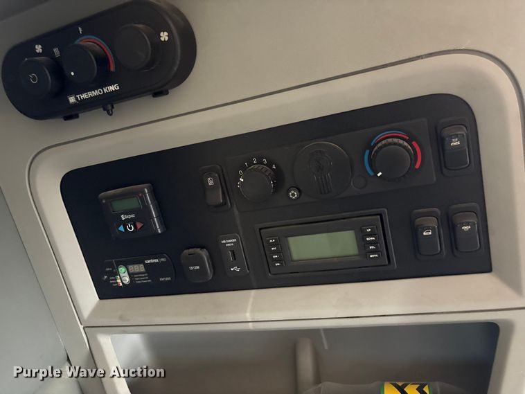 image for item EF1092 2015 Kenworth T680 semi truck