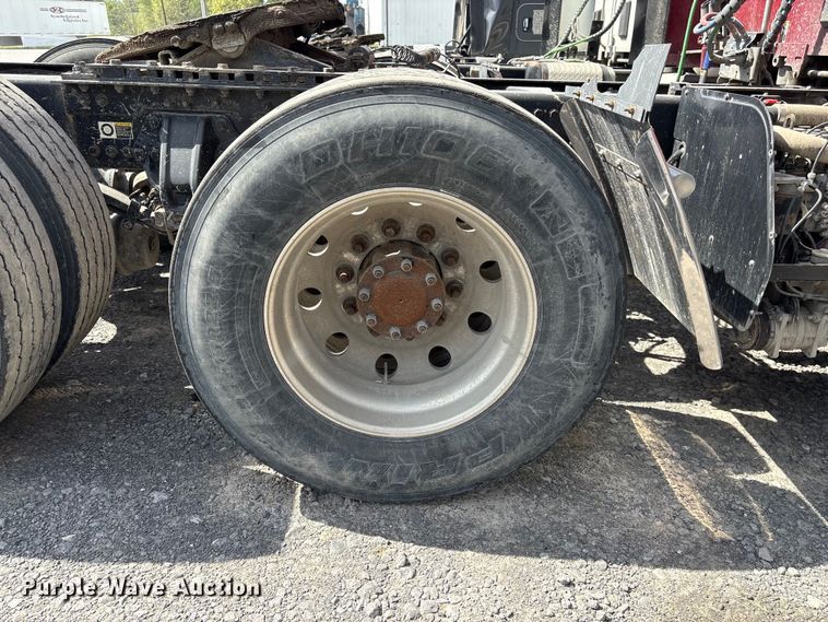 image for item EF1092 2015 Kenworth T680 semi truck