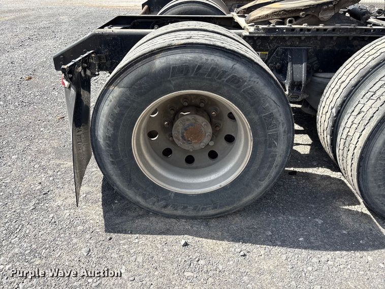 image for item EF1092 2015 Kenworth T680 semi truck
