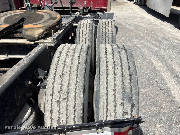 image for item EF1092 2015 Kenworth T680 semi truck