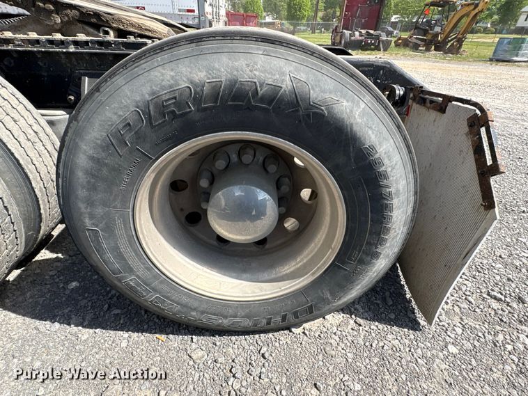 image for item EF1092 2015 Kenworth T680 semi truck