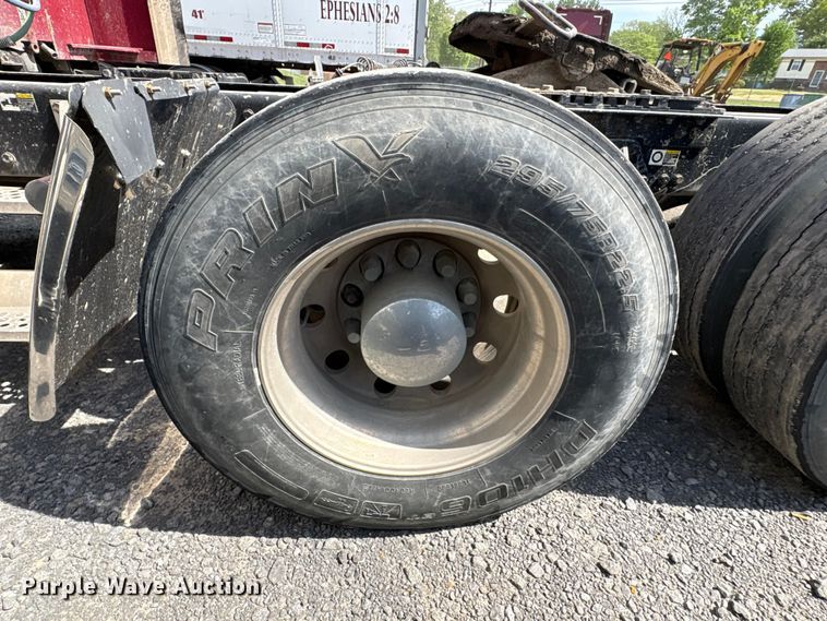 image for item EF1092 2015 Kenworth T680 semi truck