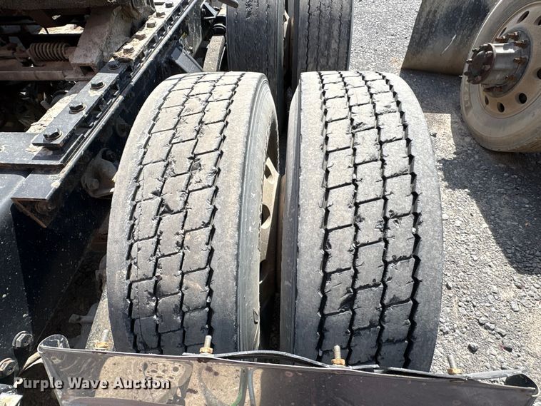image for item EF1092 2015 Kenworth T680 semi truck