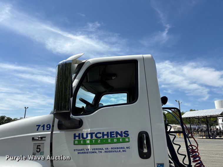 image for item EF1150 2018 International LT625 semi truck