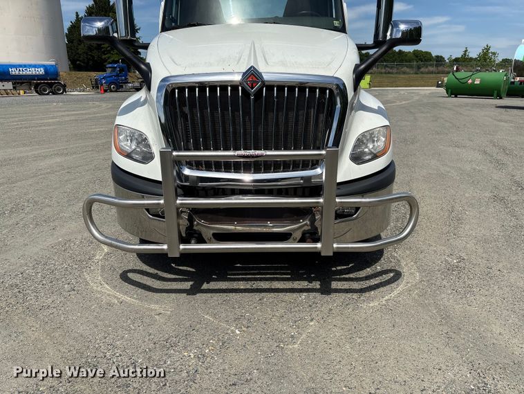 image for item EF1150 2018 International LT625 semi truck