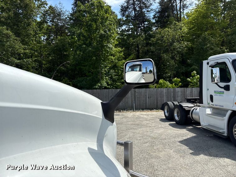 image for item EF1150 2018 International LT625 semi truck