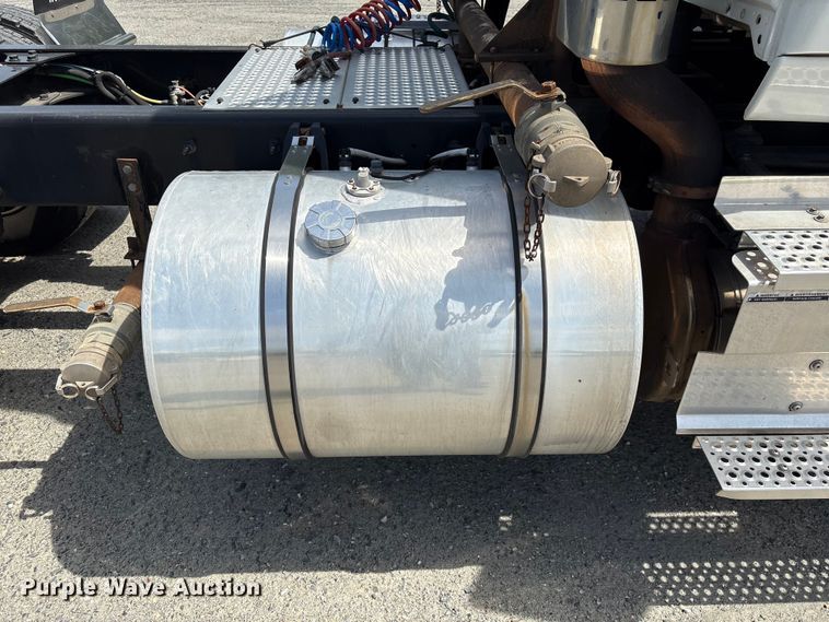 image for item EF1150 2018 International LT625 semi truck