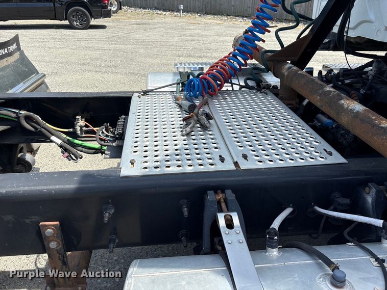 image for item EF1150 2018 International LT625 semi truck