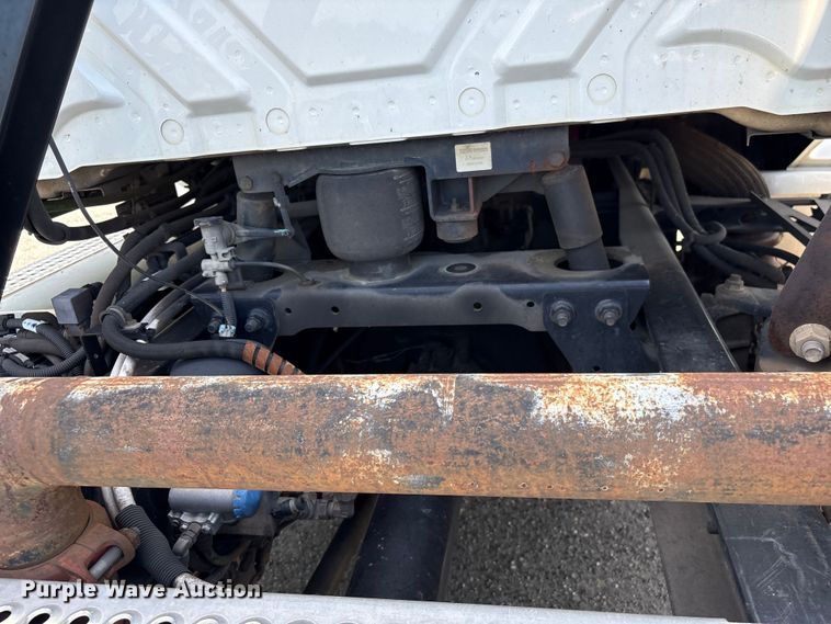image for item EF1150 2018 International LT625 semi truck