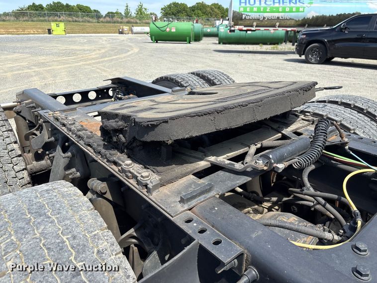 image for item EF1150 2018 International LT625 semi truck
