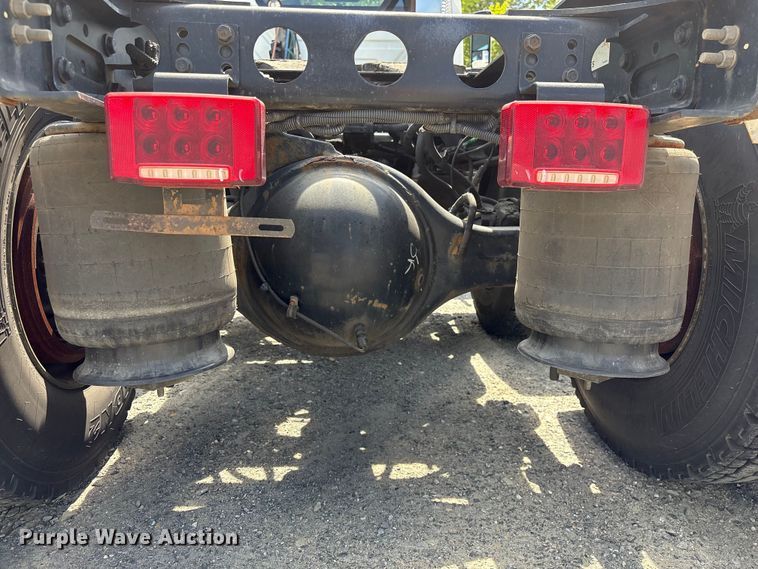 image for item EF1150 2018 International LT625 semi truck