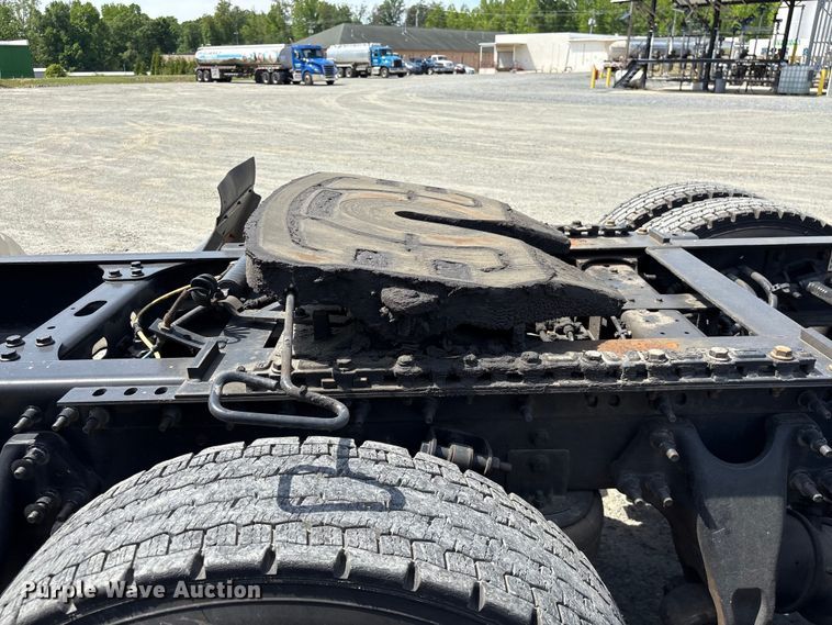image for item EF1150 2018 International LT625 semi truck