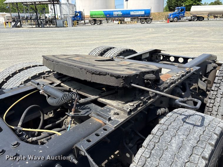 image for item EF1150 2018 International LT625 semi truck