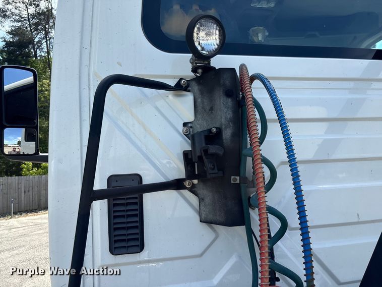image for item EF1150 2018 International LT625 semi truck