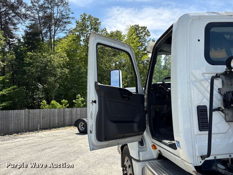 image for item EF1150 2018 International LT625 semi truck
