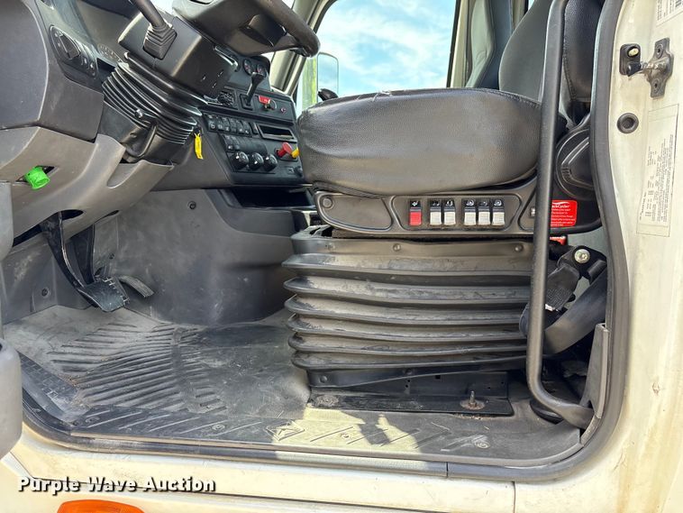 image for item EF1150 2018 International LT625 semi truck
