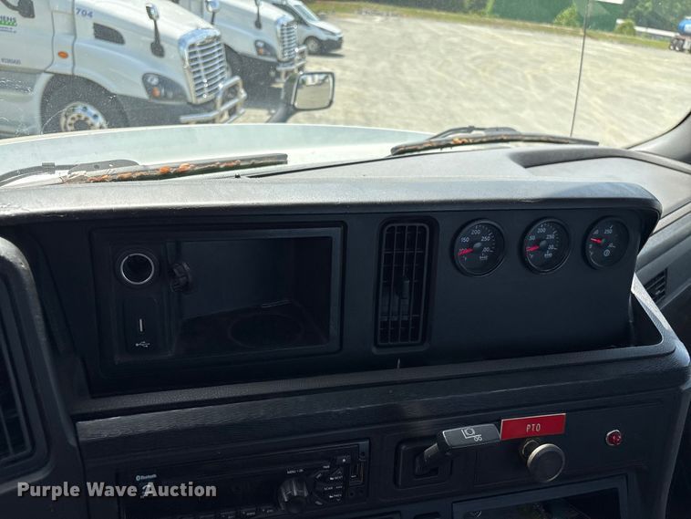 image for item EF1150 2018 International LT625 semi truck