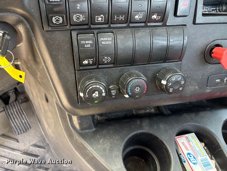 image for item EF1150 2018 International LT625 semi truck