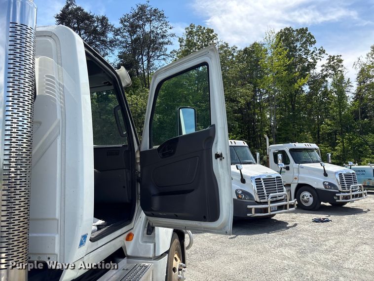 image for item EF1150 2018 International LT625 semi truck