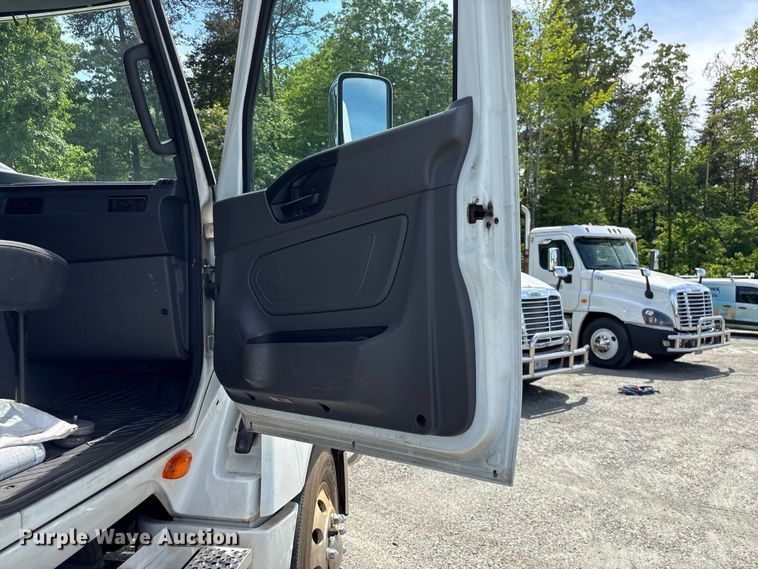 image for item EF1150 2018 International LT625 semi truck