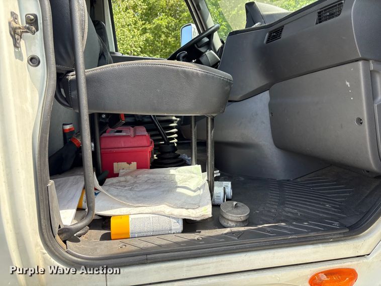 image for item EF1150 2018 International LT625 semi truck