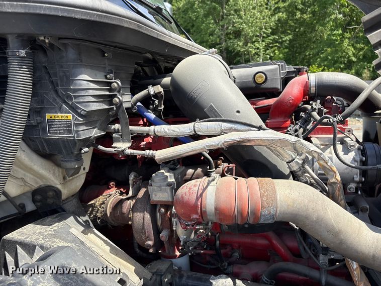 image for item EF1150 2018 International LT625 semi truck