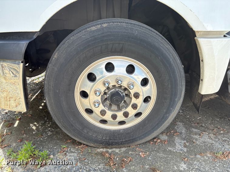 image for item EF1150 2018 International LT625 semi truck