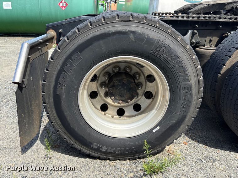 image for item EF1150 2018 International LT625 semi truck
