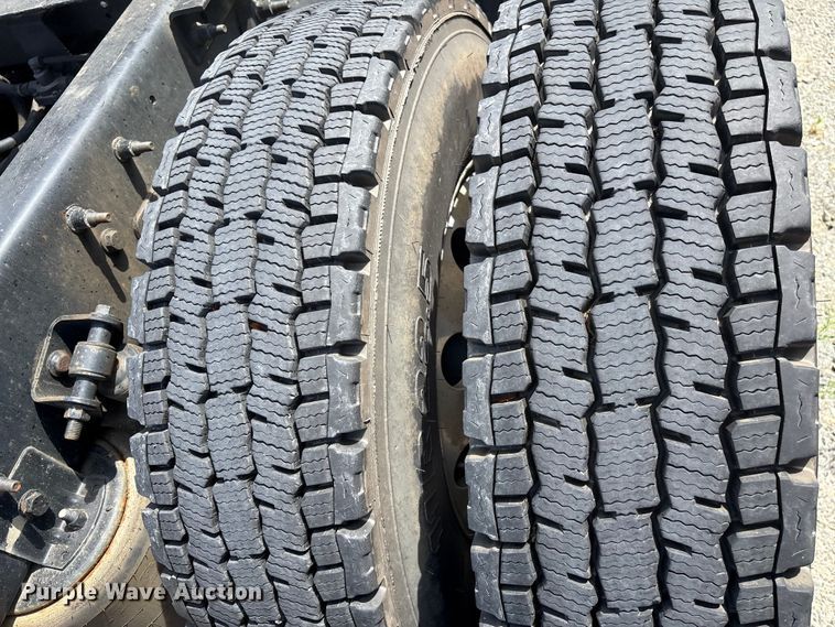 image for item EF1150 2018 International LT625 semi truck