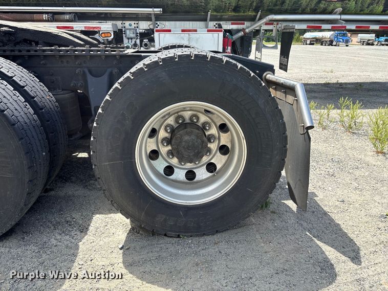 image for item EF1150 2018 International LT625 semi truck