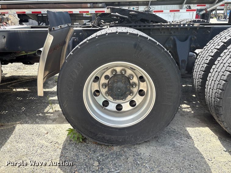 image for item EF1150 2018 International LT625 semi truck