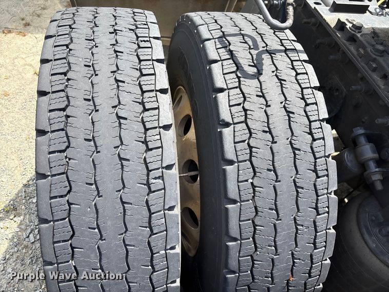 image for item EF1150 2018 International LT625 semi truck