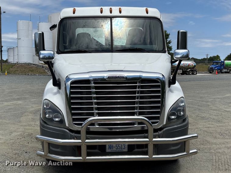 image for item EF1151 2016 Freightliner Cascadia 113 semi truck