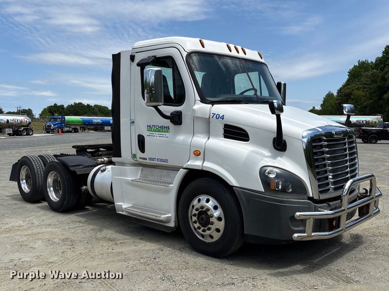image for item EF1151 2016 Freightliner Cascadia 113 semi truck