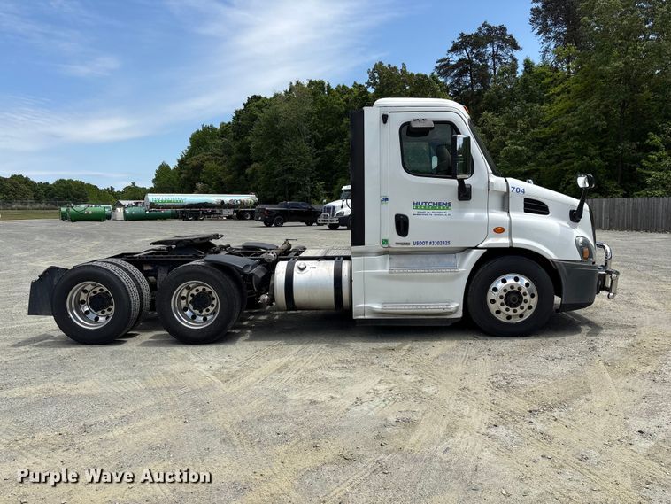 image for item EF1151 2016 Freightliner Cascadia 113 semi truck