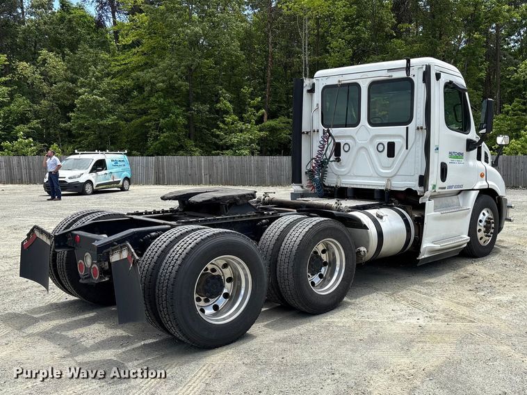 image for item EF1151 2016 Freightliner Cascadia 113 semi truck