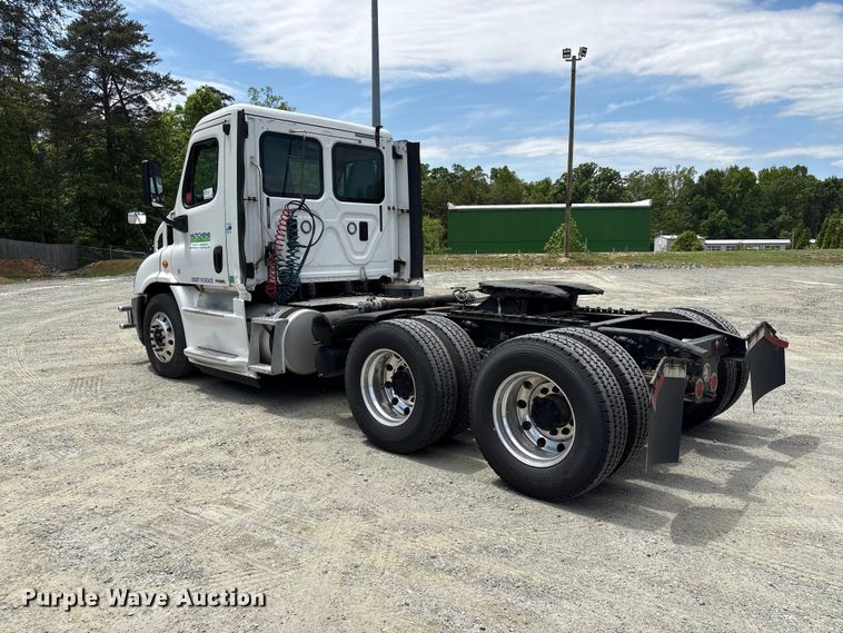 image for item EF1151 2016 Freightliner Cascadia 113 semi truck