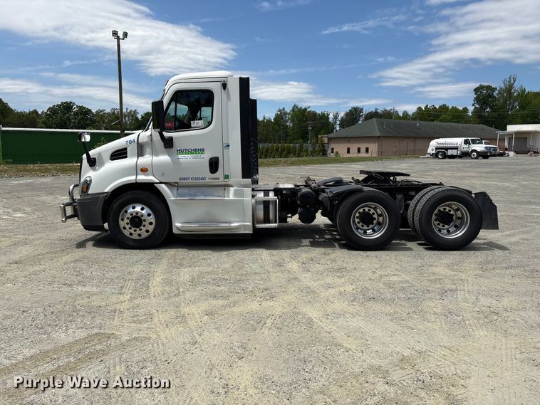 image for item EF1151 2016 Freightliner Cascadia 113 semi truck