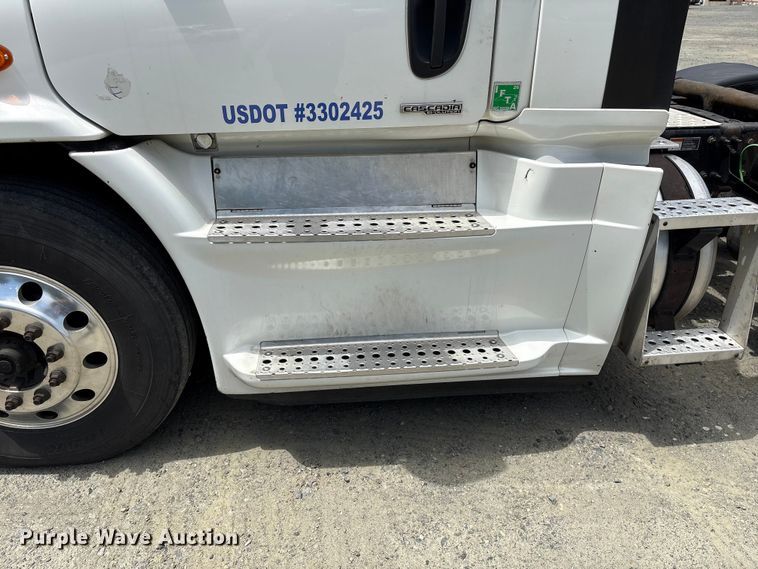 image for item EF1151 2016 Freightliner Cascadia 113 semi truck