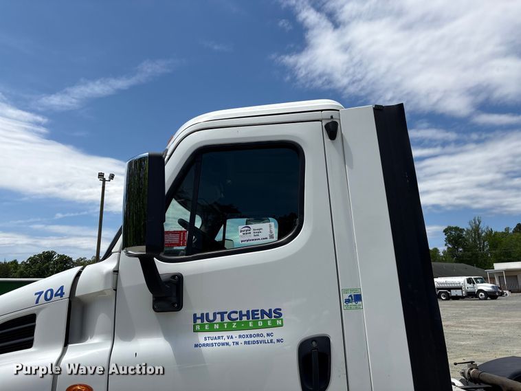 image for item EF1151 2016 Freightliner Cascadia 113 semi truck