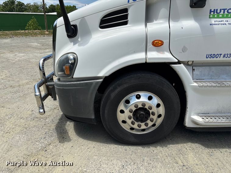 image for item EF1151 2016 Freightliner Cascadia 113 semi truck